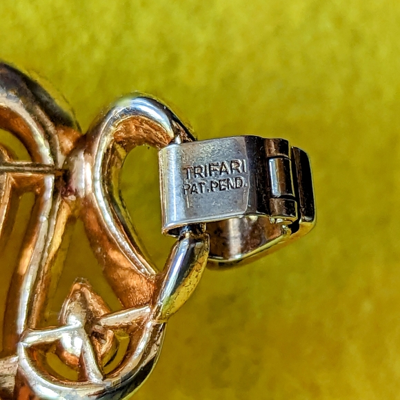 1930's Trifari Gold-Tone & Rhinestone Bracelet. - Picture 7 of 8